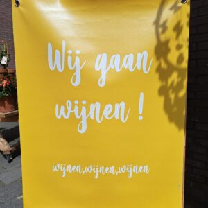 Tuinposter - Wij gaan wijnen - Geel