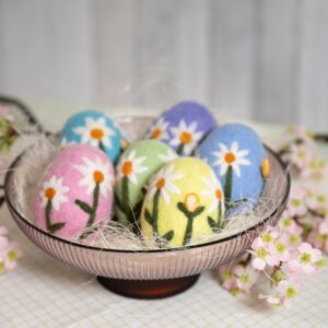 Voorjaarsei met margrietjes