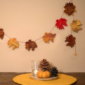 Slinger met herfstbladeren