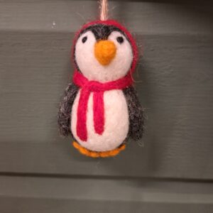 Hangertje met Pinguïn - Zwart - Rode sjaal